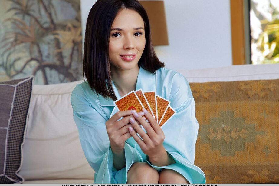 18P La belle jeune fille Eve Sweet expose son corps chaud en jouant au solitaire