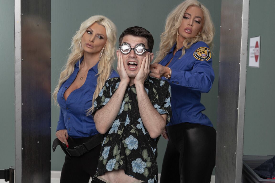 21P Les cougars sosies Nicolette Shea et Brittany Andrews partagent la bite d'un garçon mince