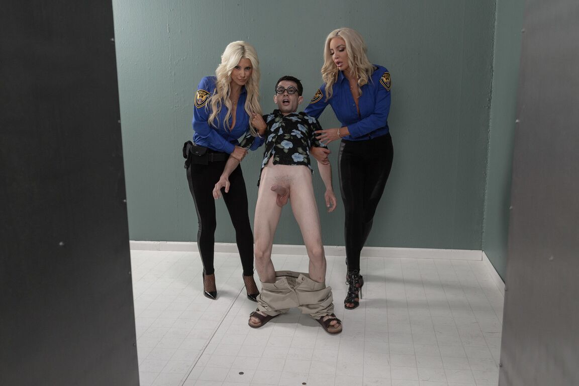 21P Les cougars sosies Nicolette Shea et Brittany Andrews partagent la bite d'un garçon mince
