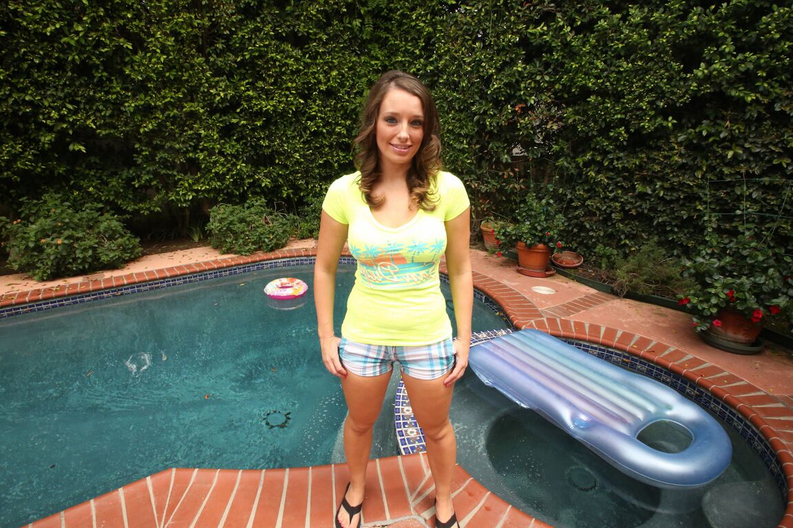 17P La star brune du porno Jamie Jackson montre ses gros seins et ses fesses rondes en extérieur.