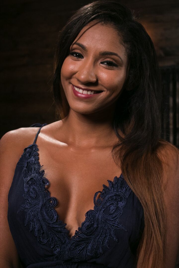 21P Peituda amarrada Latina Sadie Santana tem sua buceta chicoteada e tocada