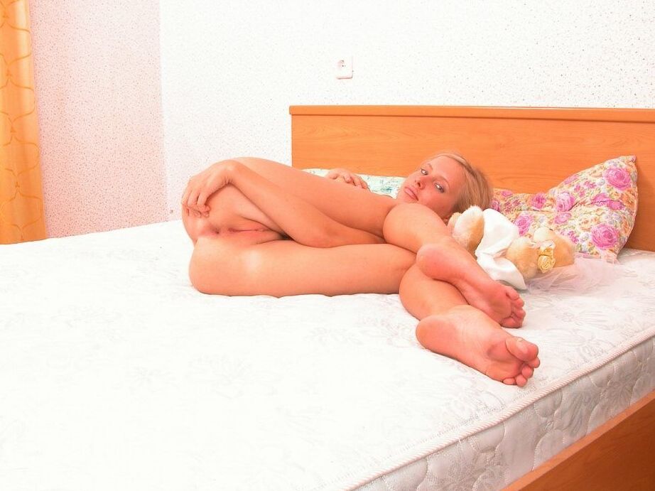 21P Adolescente com mamilos grandes Glorie tira a roupa e se masturba em seu quarto