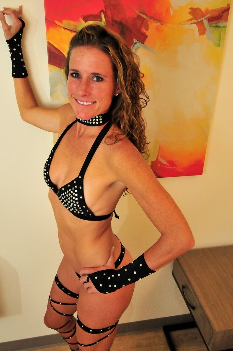 21P langbeinige MILF Sofie Marie zeigt ihren tollen Körper in einem versauten Outfit
