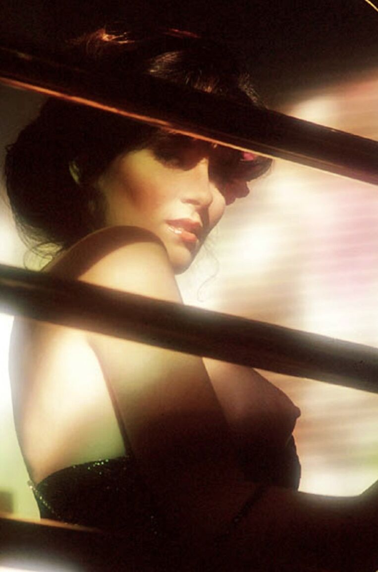17P La estrella porno vintage Rachel Ashley posa en solitario y muestra sus grandes tetas