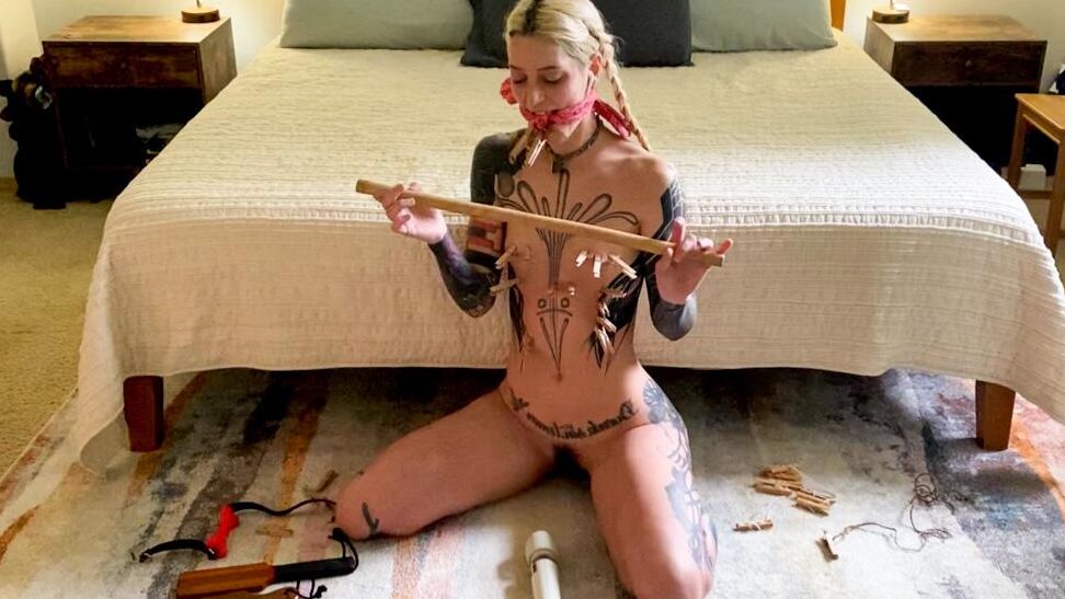 18P Kinky Bites Cam Damage, Der Papst