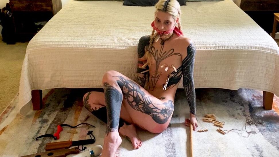 18P Kinky Bites Cam Damage, Der Papst