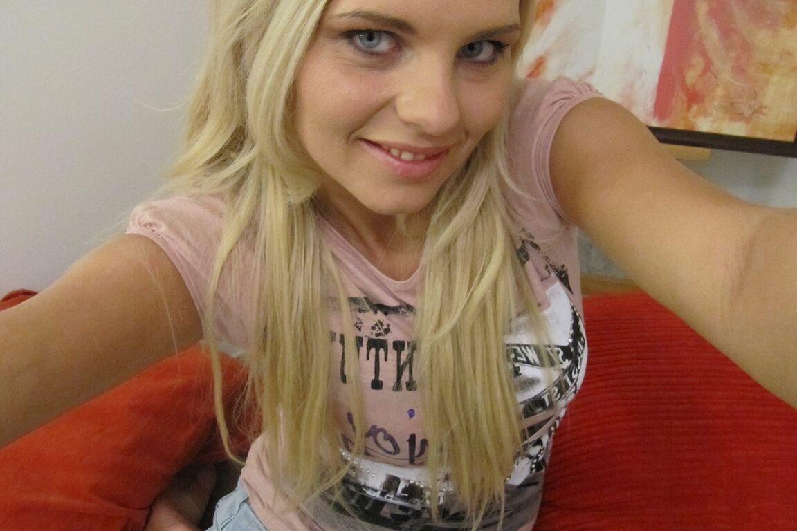 21P A adolescente de olhos azuis Mia Angel se despindo e mostrando seu corpo incrível em um solo
