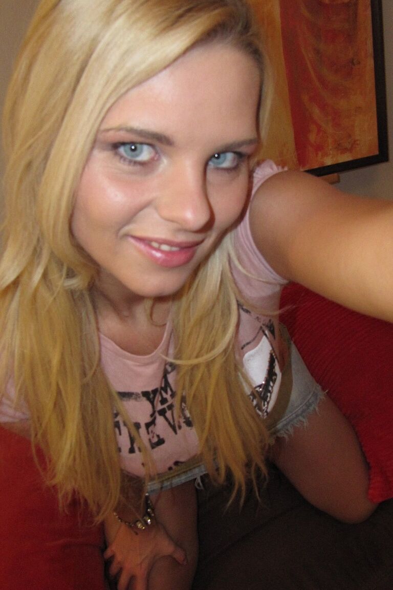 21P A adolescente de olhos azuis Mia Angel se despindo e mostrando seu corpo incrível em um solo