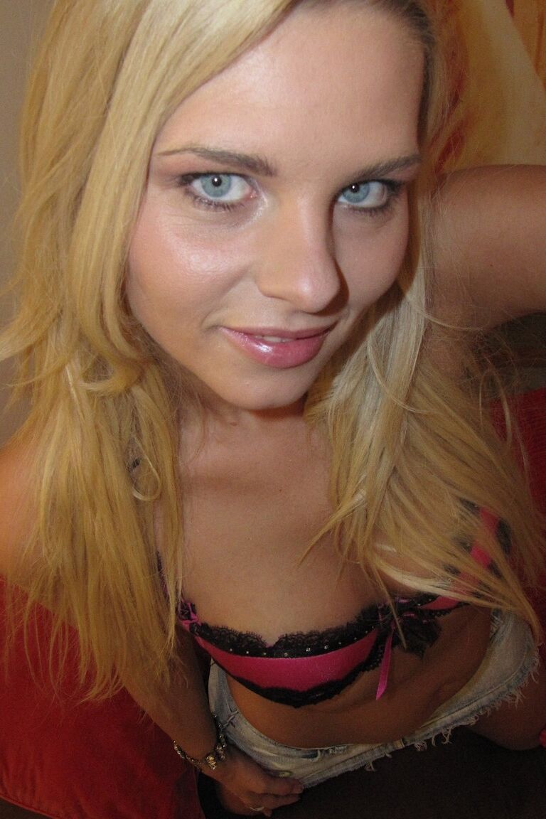 21P A adolescente de olhos azuis Mia Angel se despindo e mostrando seu corpo incrível em um solo