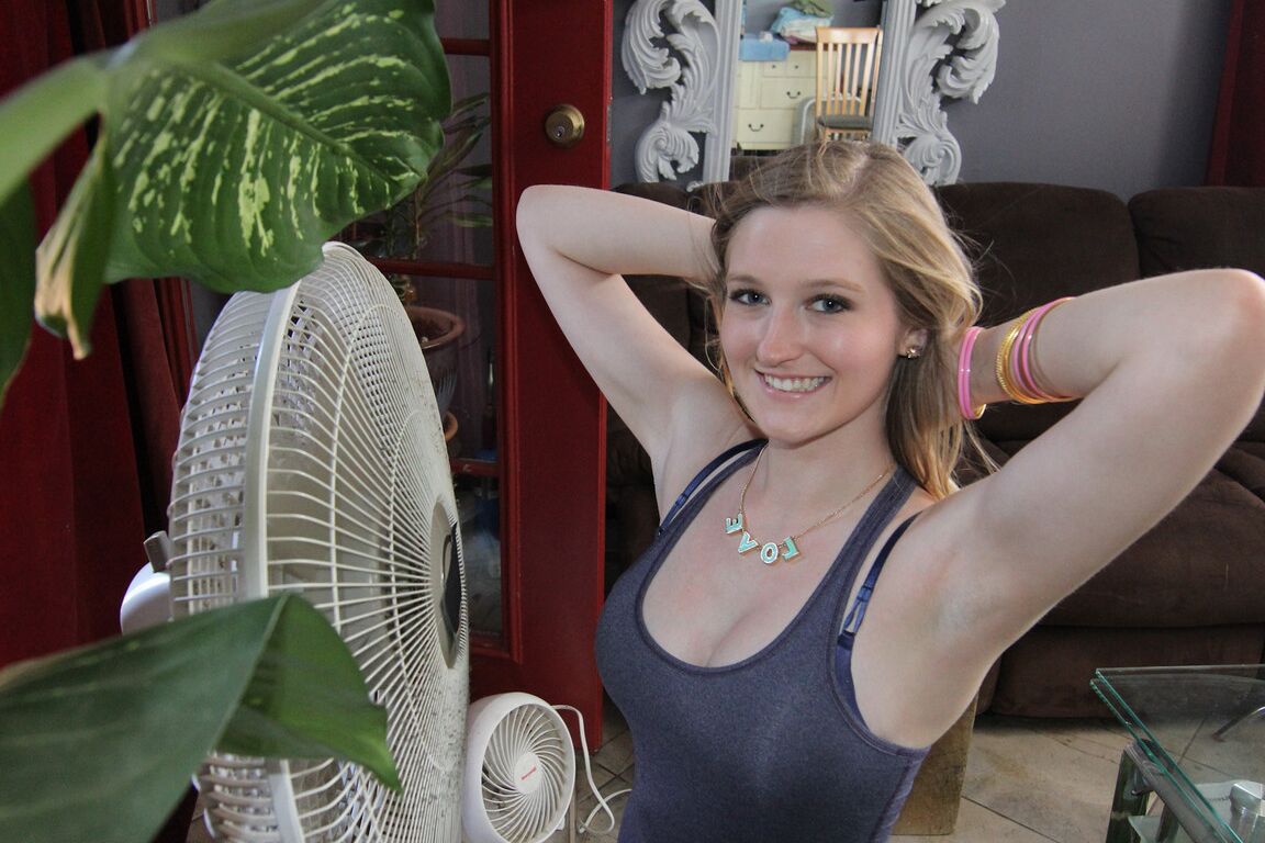 17P Petite morena gata Summer Carter posa sozinha e mostra peitos e buceta