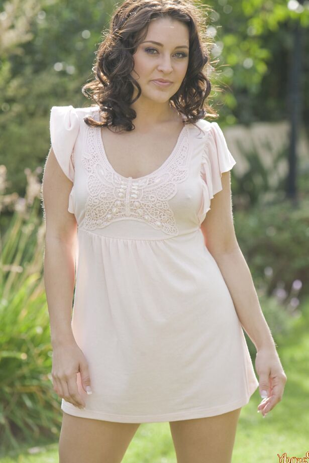 Die 20P-Puppe Gracie Glam mit lockigem Haar wird beim Picknick im Doggystyle gefickt