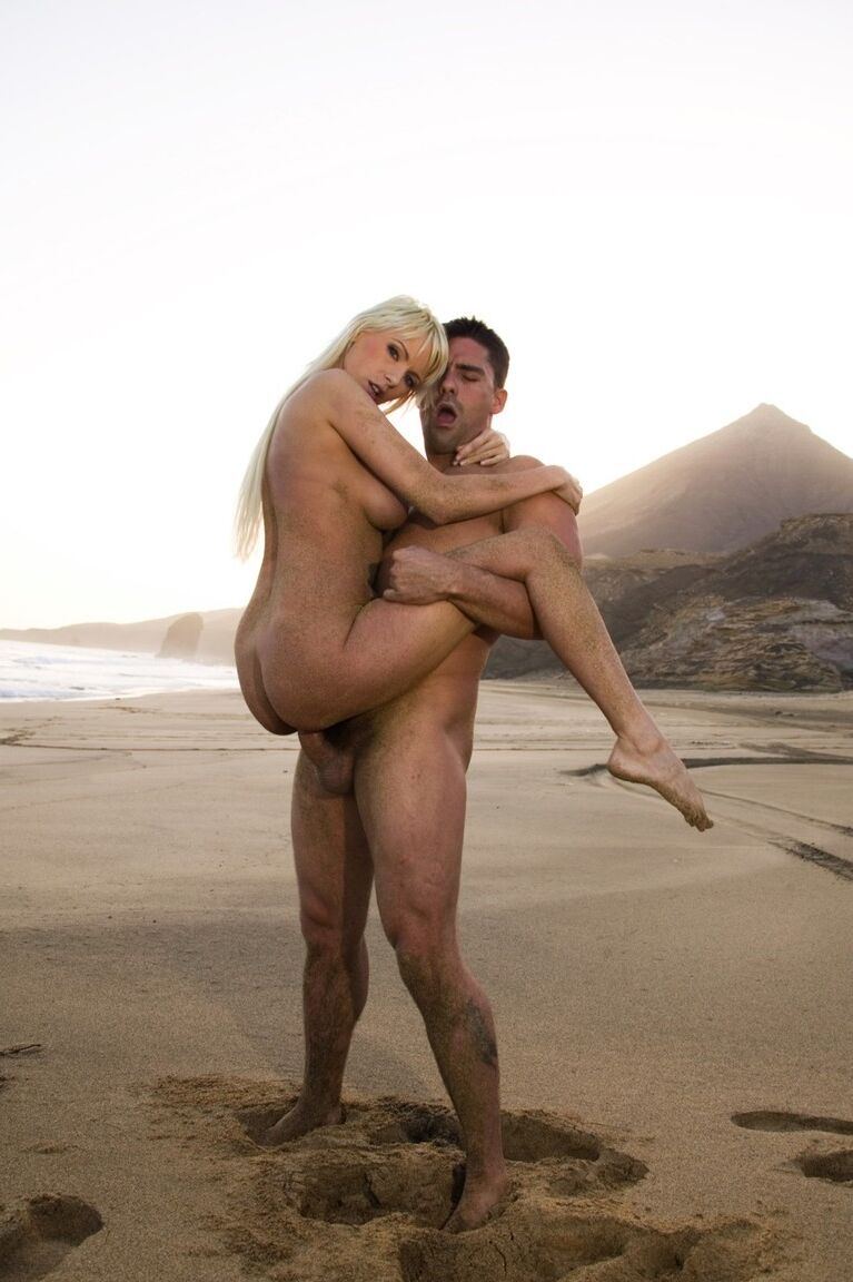 21P La estrella porno europea tetona Alexis tiene sexo salvaje en la playa de arena con un surfista