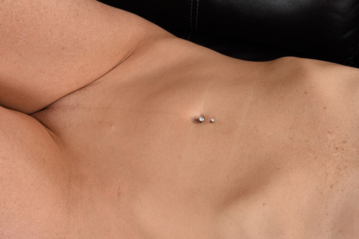 21P La sexy morena Sofie Marie se desnuda y posa con una rosa entre las piernas