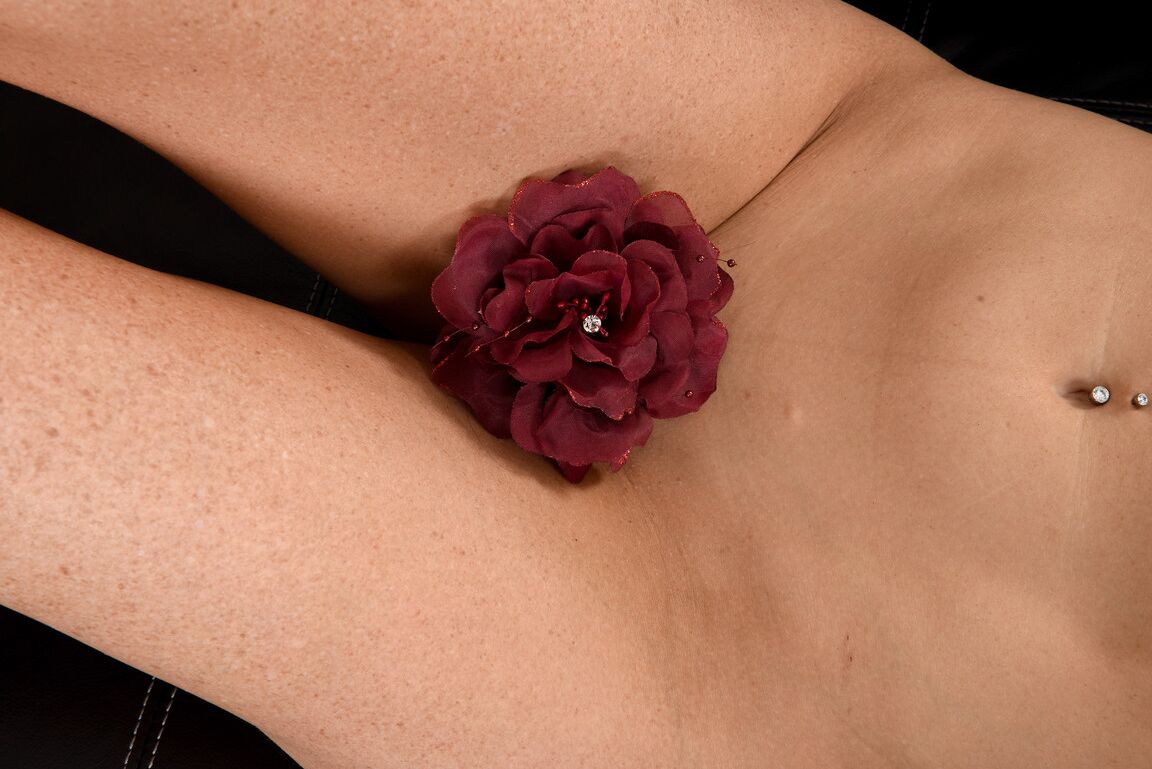 21P La sexy morena Sofie Marie se desnuda y posa con una rosa entre las piernas