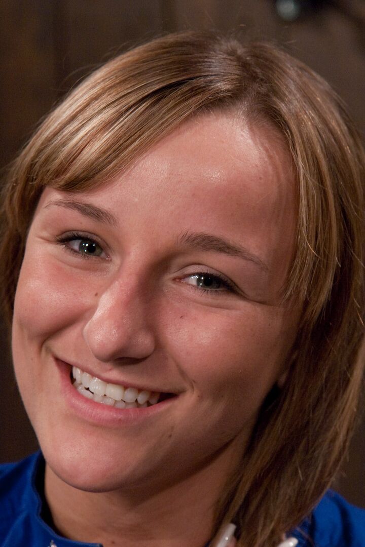 21P La linda adolescente sumisa Jessie Cox es atada y follada por una máquina sexual