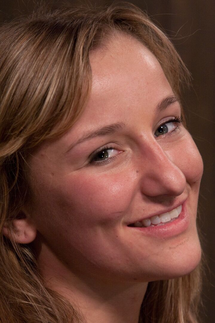 21P La linda adolescente sumisa Jessie Cox es atada y follada por una máquina sexual