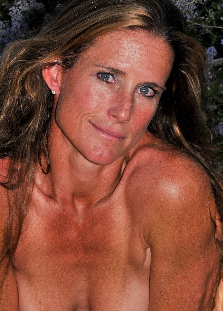 21P 背の高い冒険家ソフィー・マリーが自然の中で中乳とセクシーなクリトリスを剥き出しにする