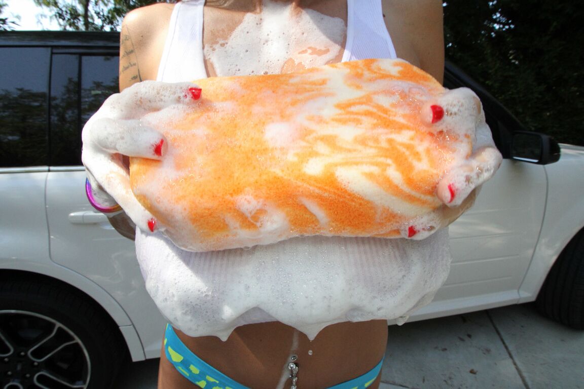 21P La madura lavacoches Alia Janine usa sus grandes tetas para atraer a un semental a follar
