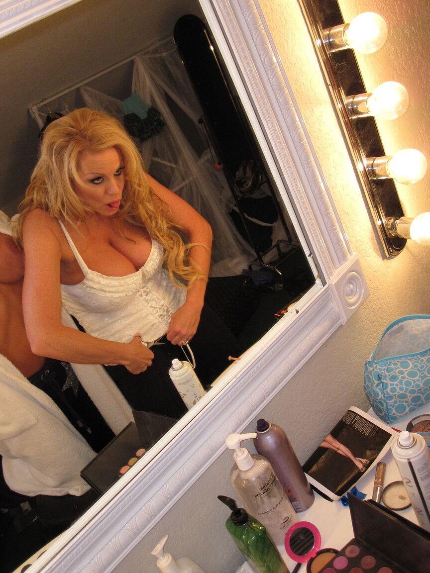 18P Las sexy Puma Swede y Kelly Madison muestran sus enormes tetas y se tocan el chocho