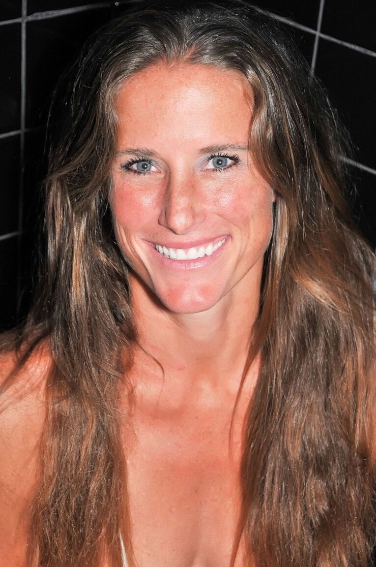 21P La MILF sexy Sofie Marie exhibe son corps nu et élancé dans un bikini étriqué.