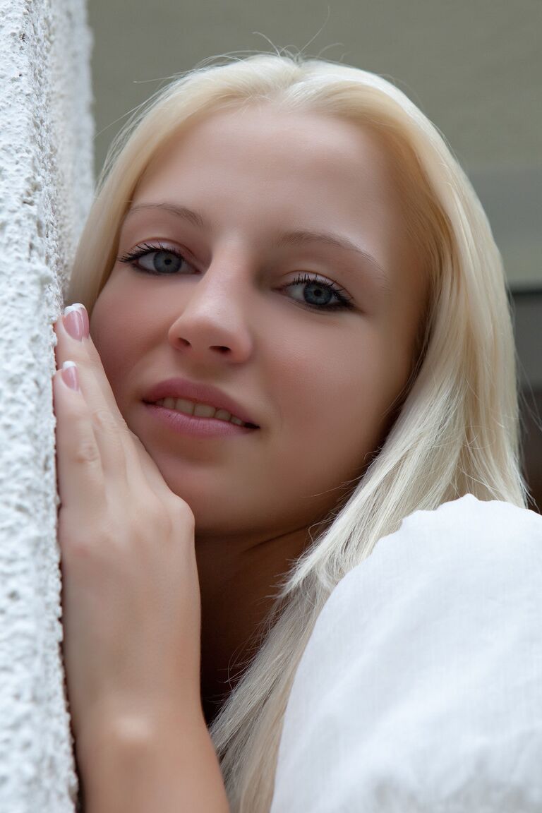 16P La joven rubia de tetas pequeñas Alysha hace alarde de su sabroso agujero del amor en una terraza