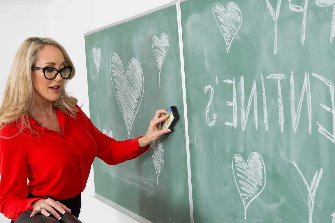 21P La profesora rubia tetona Brandi Love seduce a un estudiante el día de San Valentín