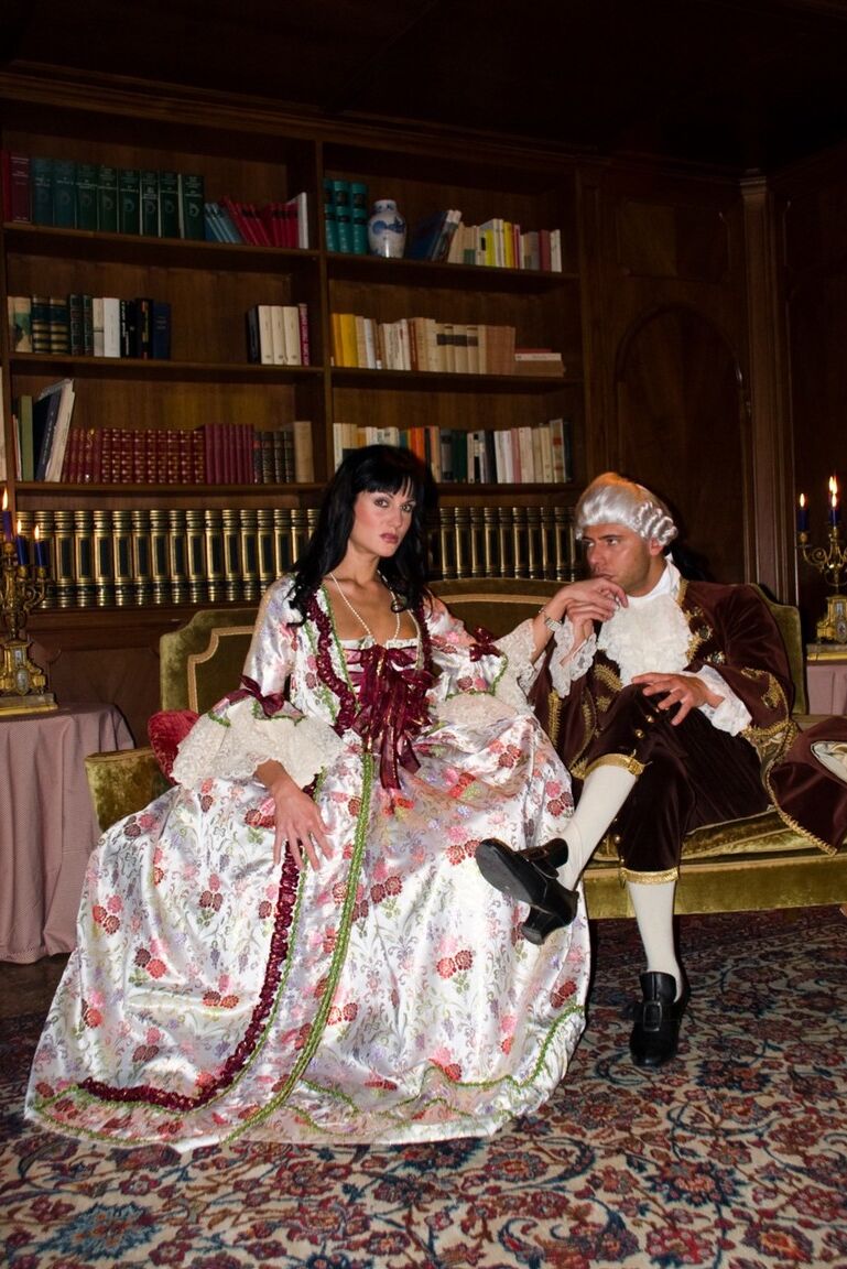 21P La MILF morena Sarah Twain tiene sexo anal con un sirviente mientras su hombre no está