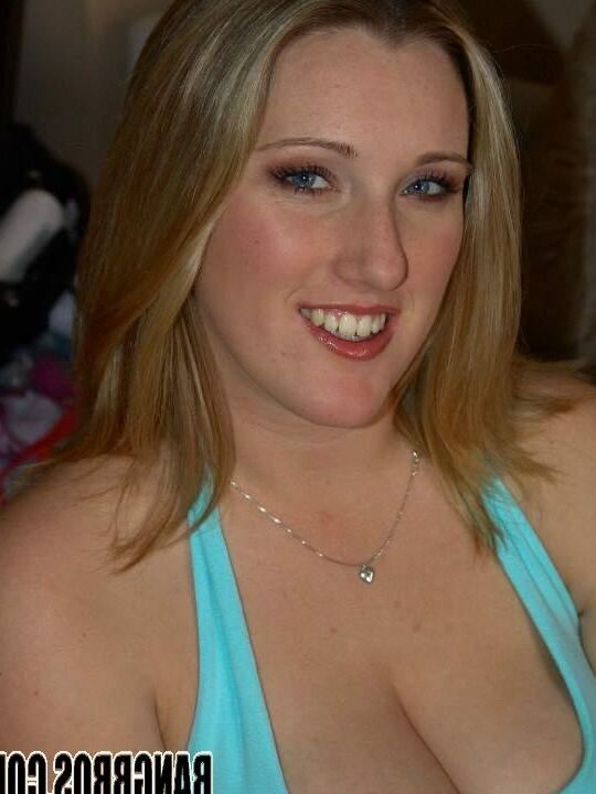 17P MILF con tetas monstruosas Summer Lynn se desnuda y se folla después de una mamada
