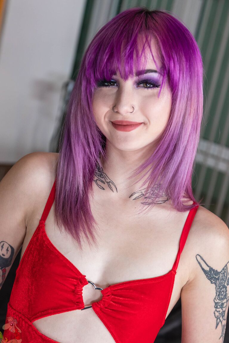 15P Tattooed girl with dyed hair gets banged during a bout of POV fucking