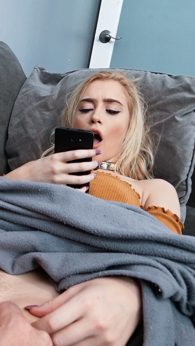 18P Guy erwischt Stiefschwester Anastasia Knight beim Masturbieren und fickt aufgeregte Blondine