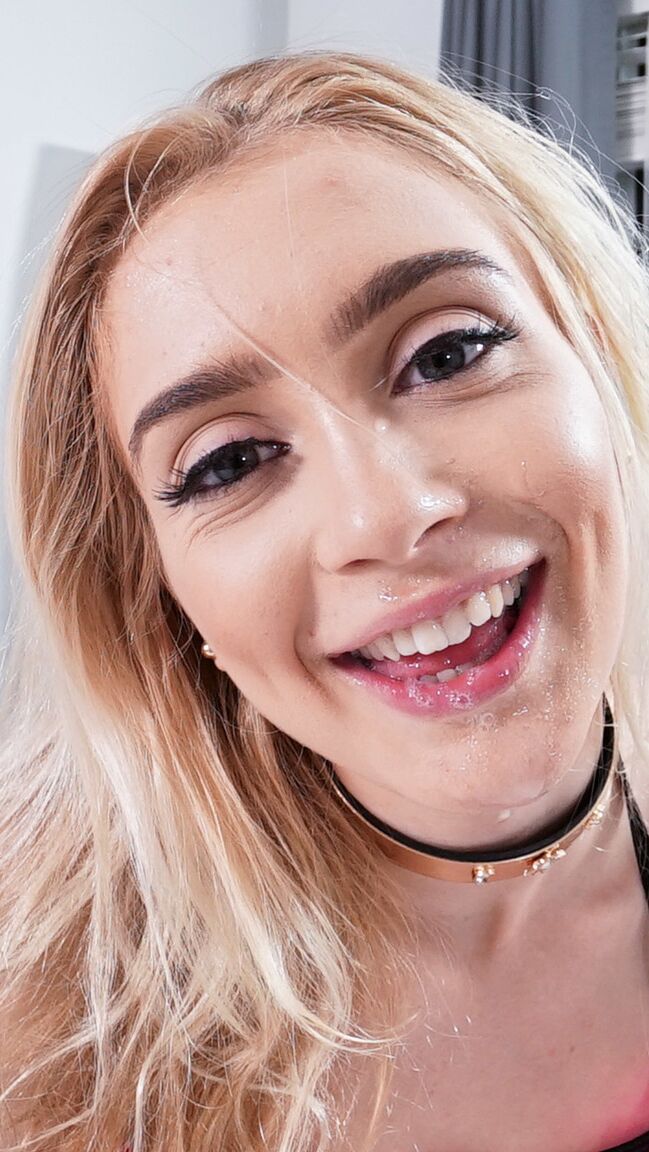 18P Guy erwischt Stiefschwester Anastasia Knight beim Masturbieren und fickt aufgeregte Blondine