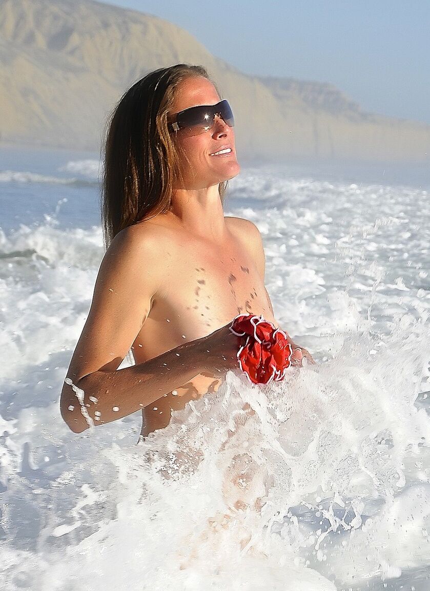 21P Maman mince en bikini Sofie Marie montre ses petits seins et pose en extérieur