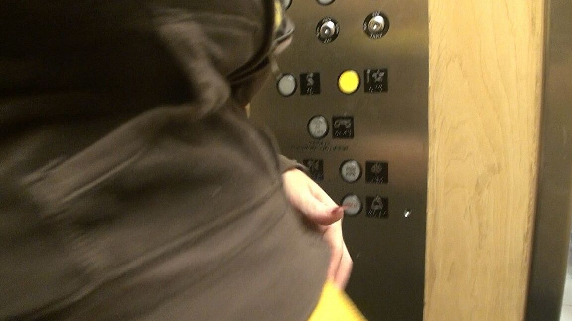 21P ブロンド クーガー ディー サイレンがドンを吸ってエレベーターで犯される