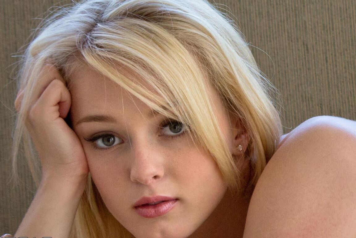 14P La blonde Kenze Thomas dévoile ses gros seins de jeune avant d'étaler sa chatte rasée.