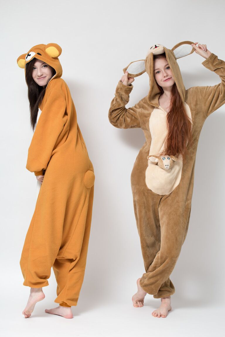 16P A doce e jovem Emily e sua amiga tiram suas roupas para mostrar bundas gostosas nuas