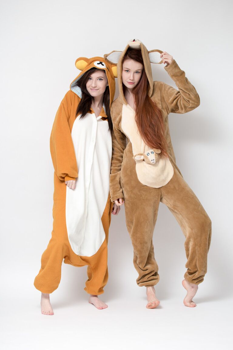 16P A doce e jovem Emily e sua amiga tiram suas roupas para mostrar bundas gostosas nuas