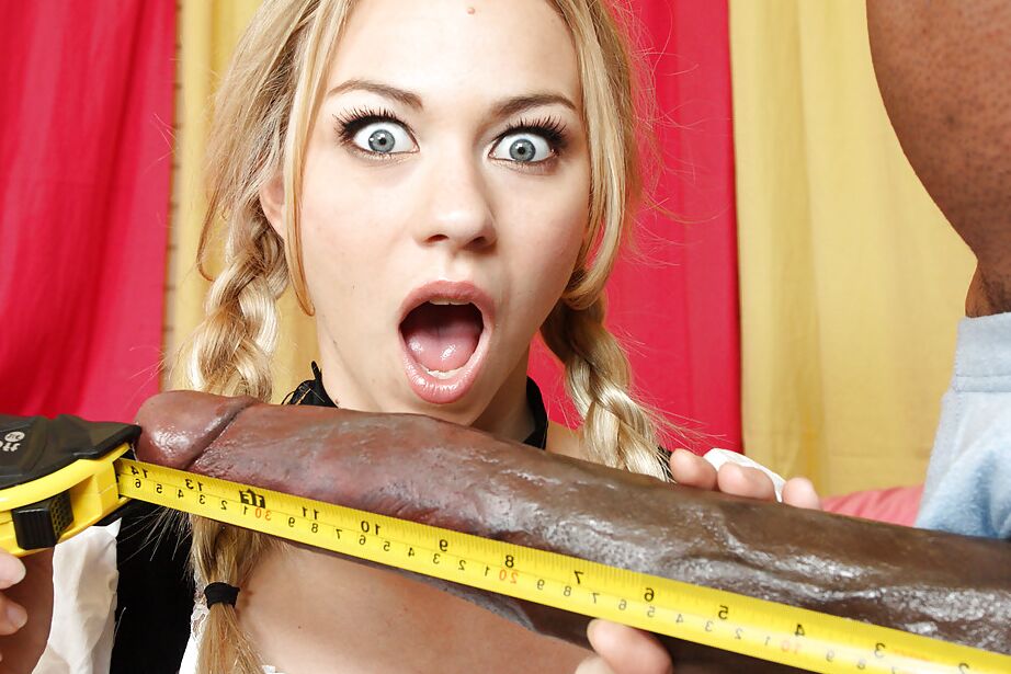 16P La joven amateur Melanie Jayne tiene sexo interracial sucio en pantimedias