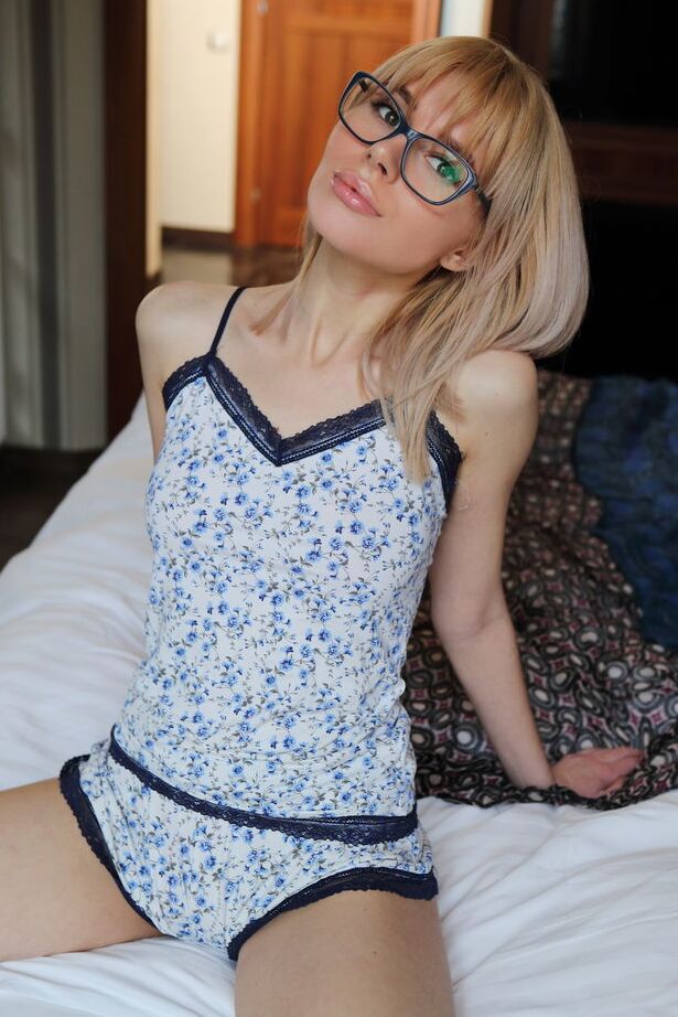 18P La adolescente nerd Angel Sway se quita las gafas y la lencería para grandes poses desnudas