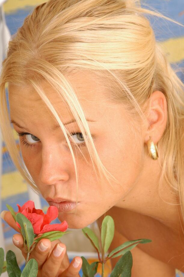 16P La joven rubia amateur bronceada Michaela nos deja disfrutar de su coño