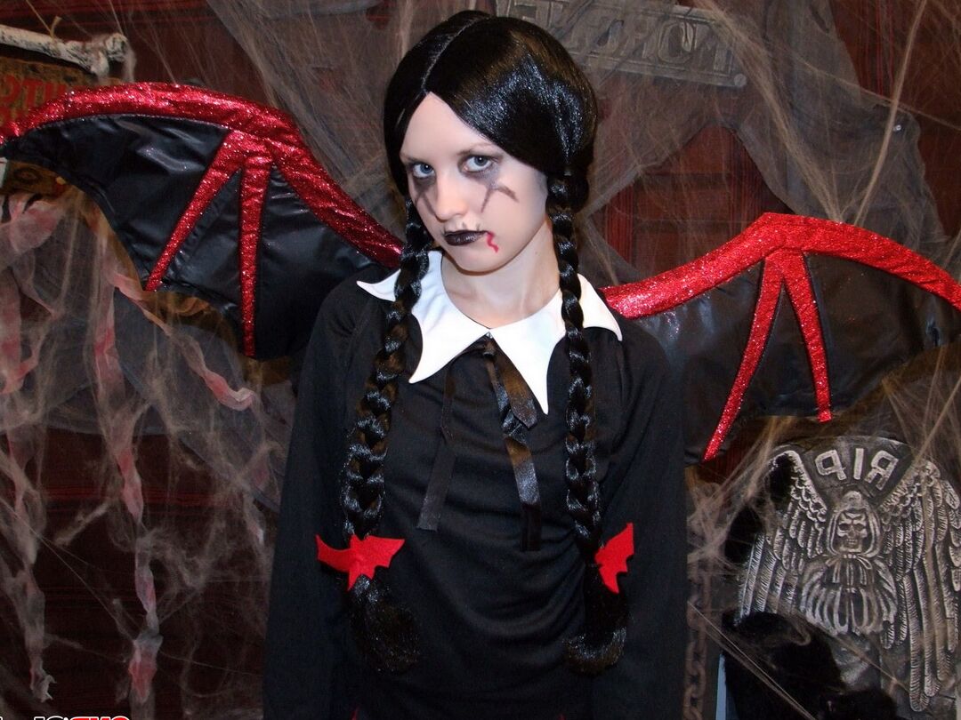 12P La adolescente cachonda Shelby se burla con su disfraz de Halloween cachonda