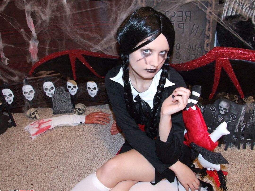 12P La adolescente cachonda Shelby se burla con su disfraz de Halloween cachonda