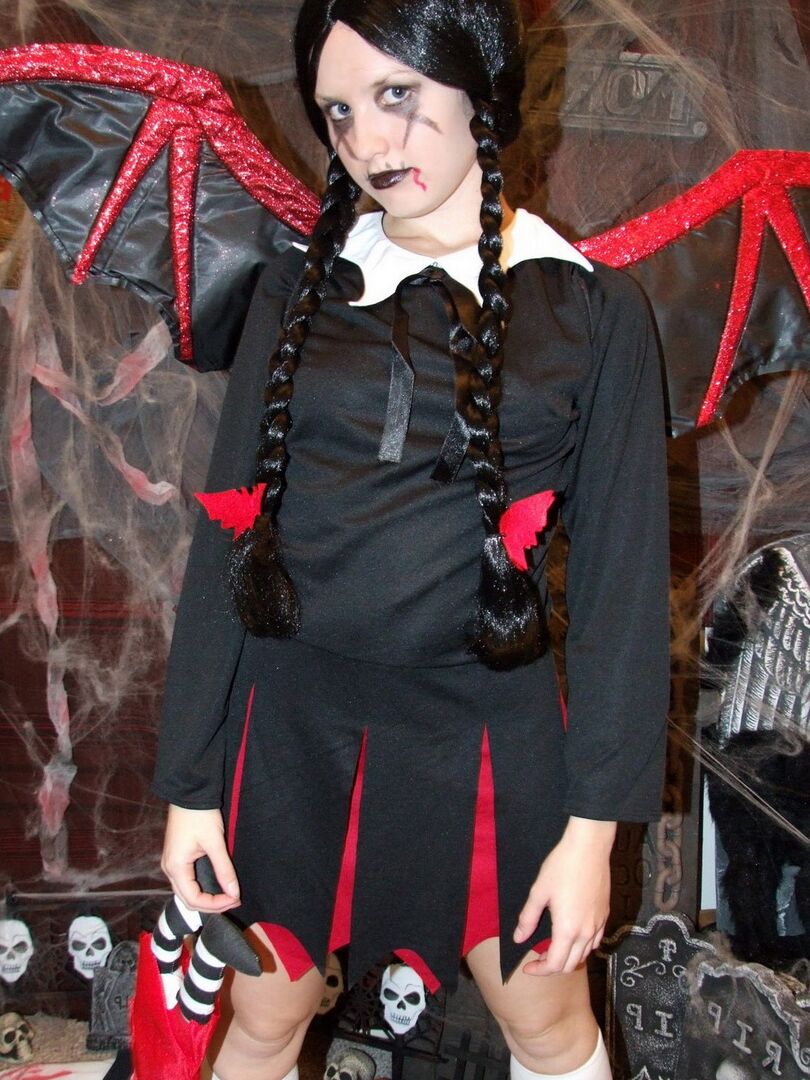 12P La adolescente cachonda Shelby se burla con su disfraz de Halloween cachonda