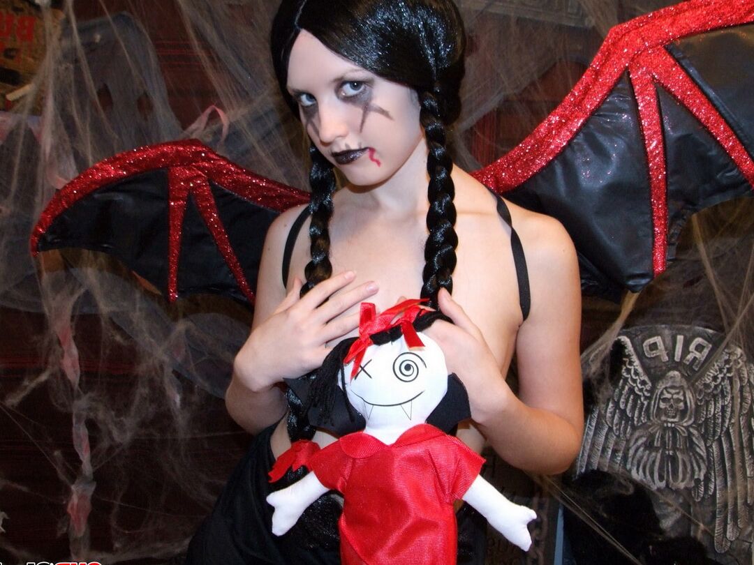 12P La adolescente cachonda Shelby se burla con su disfraz de Halloween cachonda
