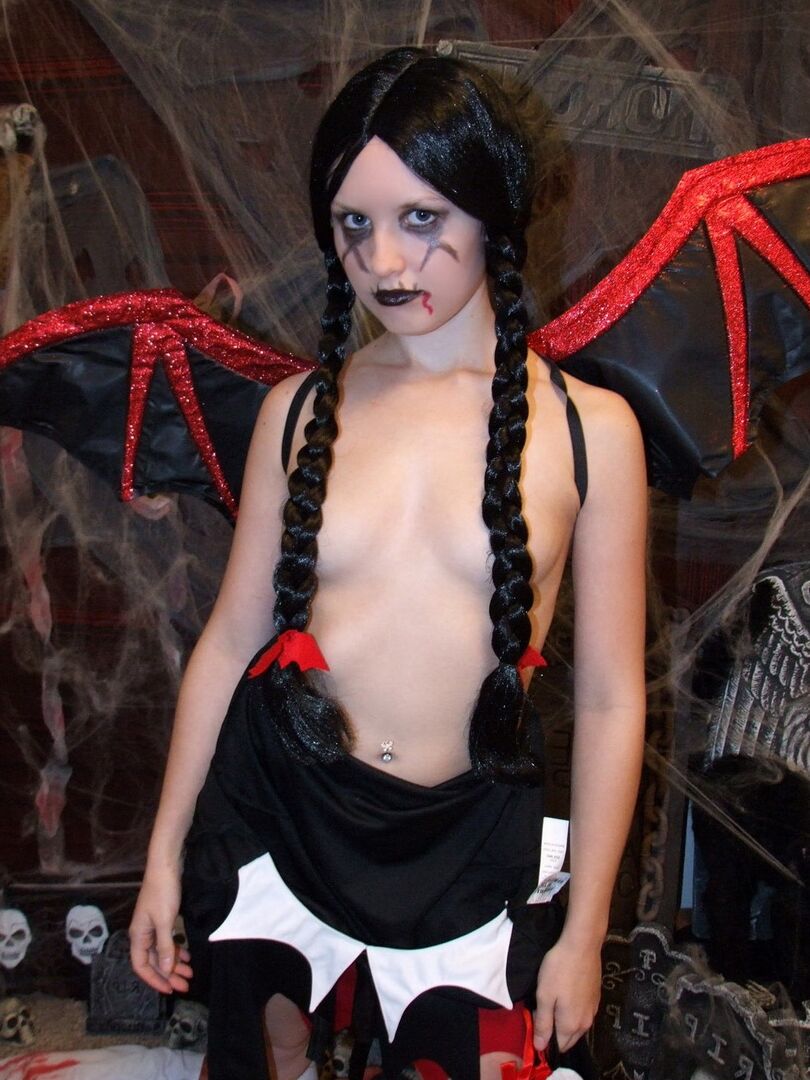 12P La adolescente cachonda Shelby se burla con su disfraz de Halloween cachonda