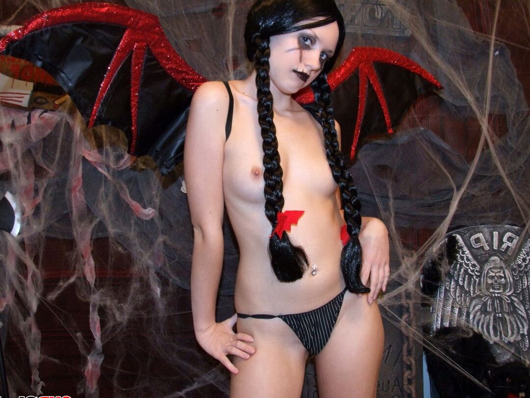 12P La adolescente cachonda Shelby se burla con su disfraz de Halloween cachonda