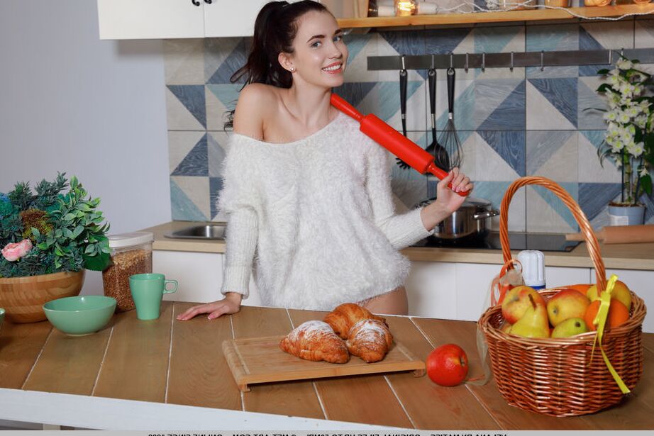 18P La joven de pelo oscuro Velana se quita el suéter y las bragas para posar desnuda en la cocina