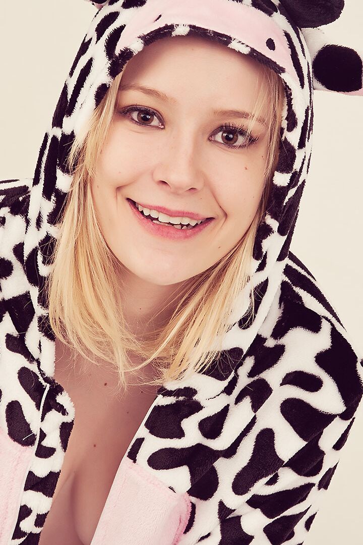 15P Rubia amateur Smarty Kat posando con su disfraz sexy