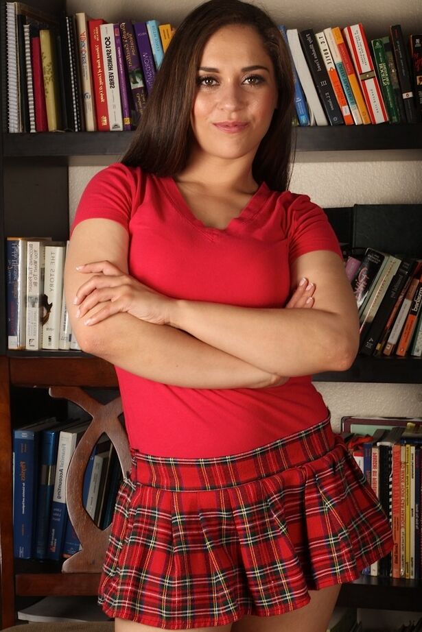 16P 若い女の子が女子高生のスカートと綿のパンティーを脱いで裸のモデルにする