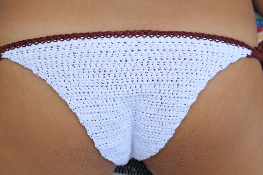 16P A linda Katarina B de biquíni de malha tira a blusa deitada na grama do lado de fora