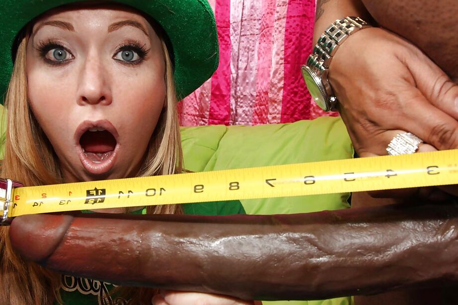 16P A gata adolescente Ami Emerson se depara com um pau enorme e faz sexo interracial